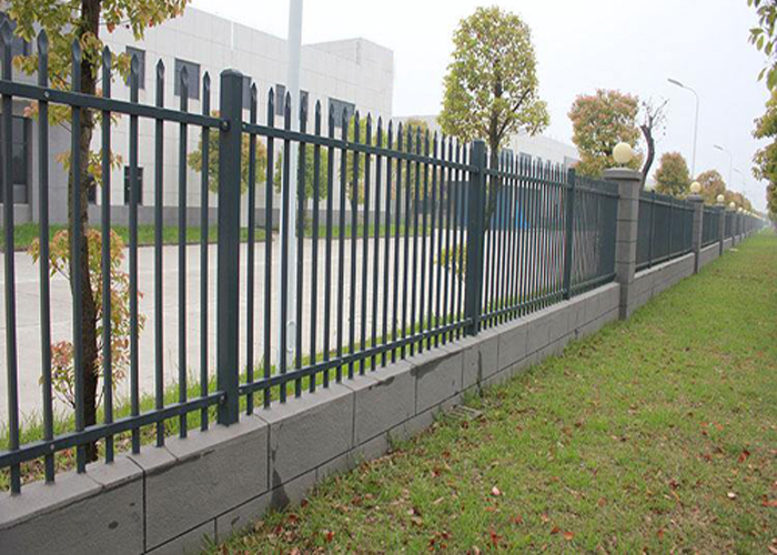 南康工厂厂区锌钢围墙护栏工程案例